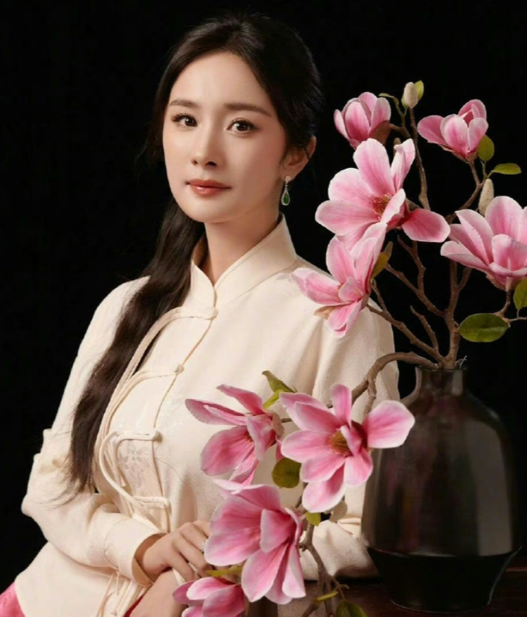 被张雨霏新中式穿搭美到!那么,普通人如何穿新中式更美更高级?