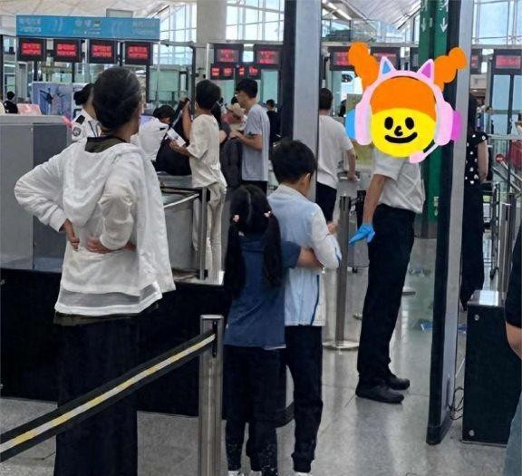 郭晶晶儿女帮外婆抬行李，兄妹齐心协力，外婆欣慰露出慈祥笑容