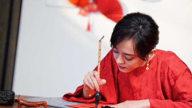 43岁孙俪自己写春联，一袭红衣人美字也好看，头顶秃了一块很抢镜！