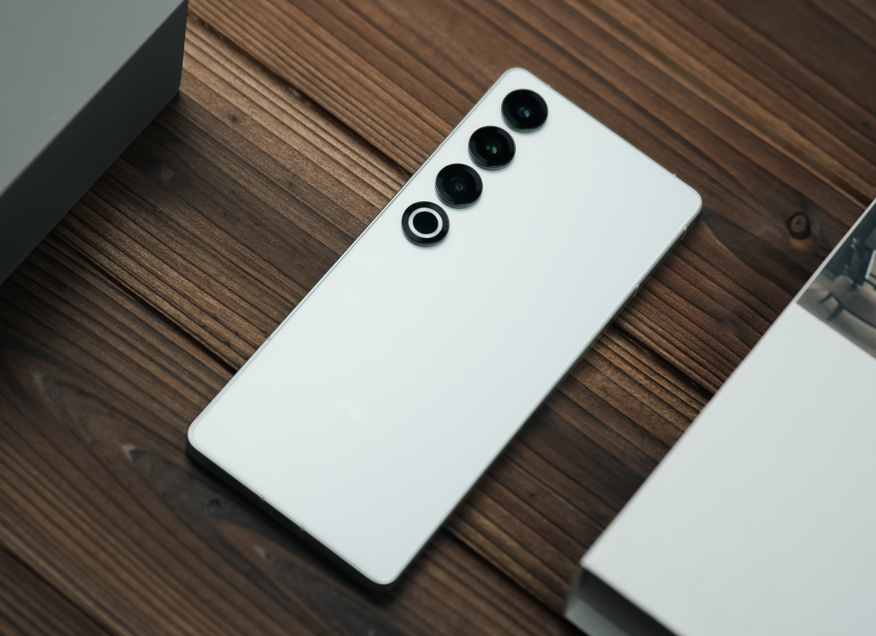 从4999元跌至3199元,骁龙8Gen3+2K屏,从高端机跌至中端机市场