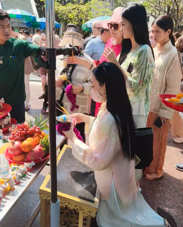 钟丽缇一家泰国过年，年初二现身四面佛求子，55岁仍盼再生引热议