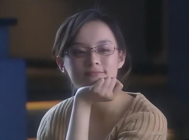 41岁孙俪长发披肩出席活动,脸蛋圆润胖了很多!穿白裙温柔又优雅