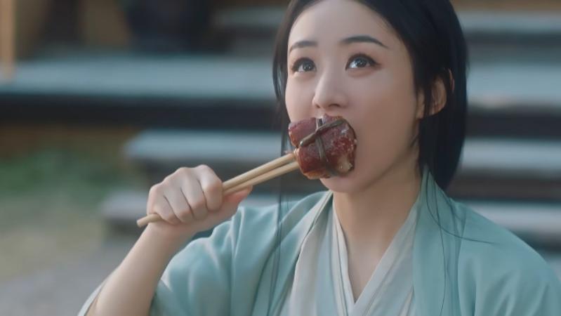 《与凤行》刚开播就热搜！赵丽颖“吃红烧肉”，扯下了多少演员的遮羞布