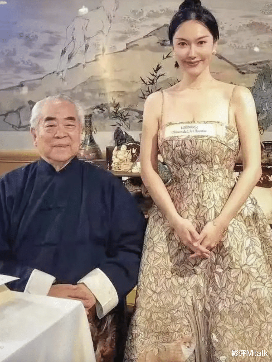 86岁范曾婚后首聚餐!徐萌坐C位主母范儿,穿抹胸长裙似名媛!