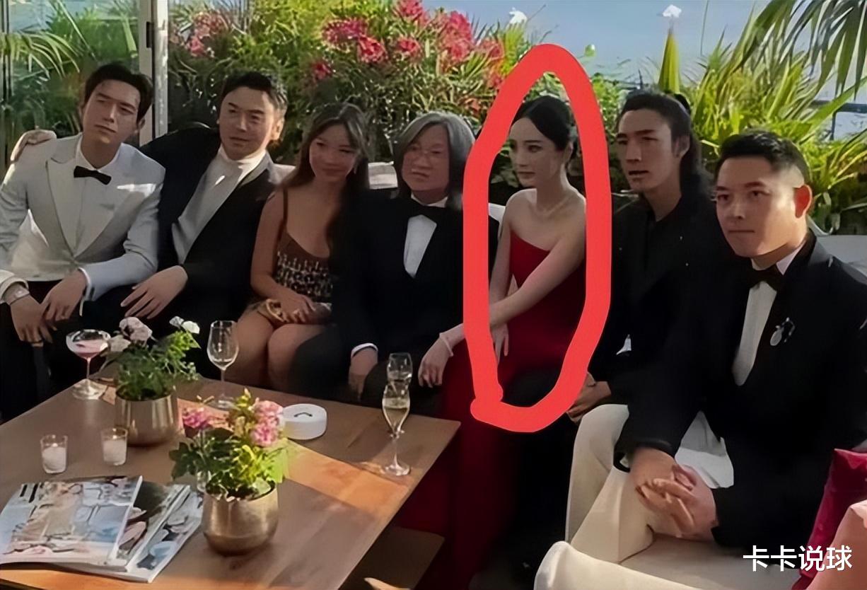 杨幂疑似抢C位，拍照时把章子怡挤到小角落！却被狠狠教训了一顿