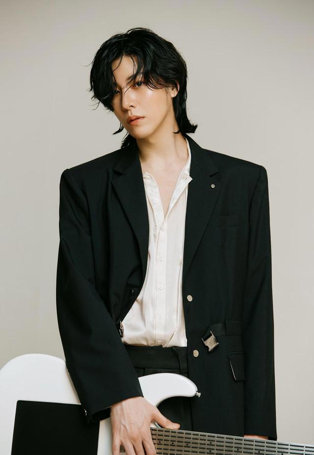 韩国知名男星透露,对一位女明星一见钟情,第二次见面,就亲了她