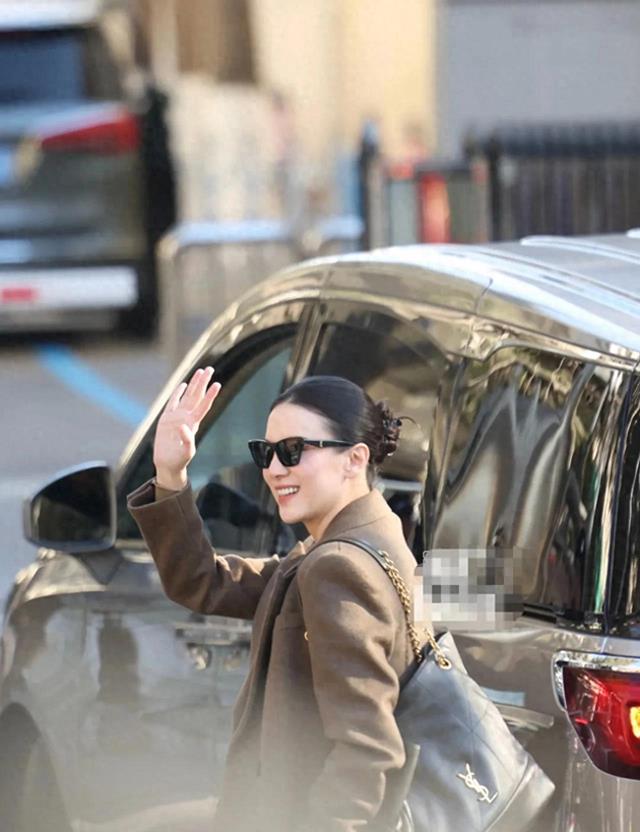 宋佳现身央视蛇年春晚第二次联排，姐随便一个招手都很美！