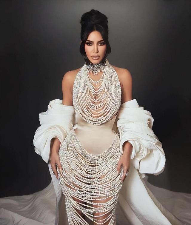 卡戴珊尴尬死了!为博眼球拿珍珠项链当衣服穿!不料撑坏散落一地