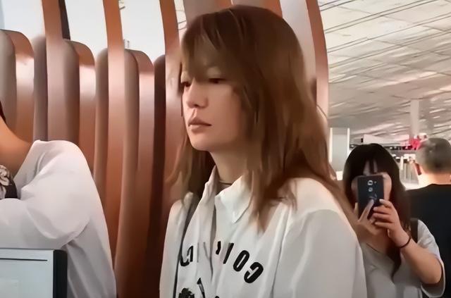 49岁的赵薇，眼袋肥大面如枯槁，一手好牌打稀烂，如今她后悔了吗