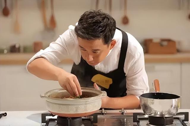 事实证明，沉浸在“人设”中的黄磊，在大学生的嘲讽下，颜面尽失