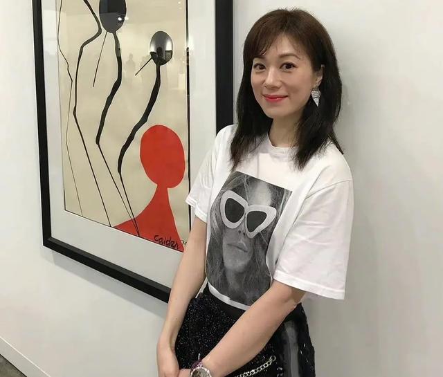 54岁张可颐近照曝光,皮肤白皙一点不显老,下巴变长变尖疑似整容