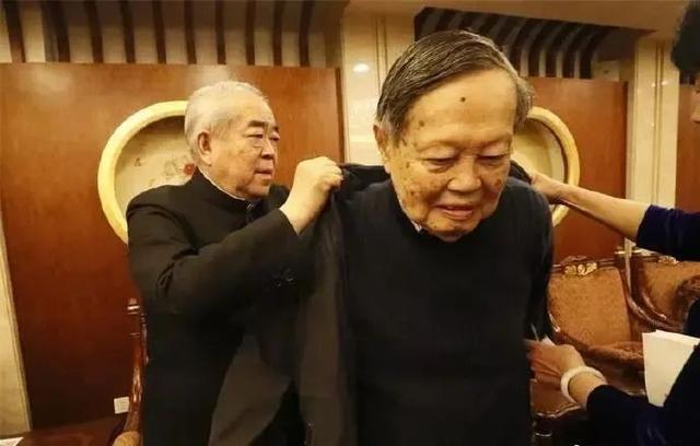 都是小丑?我看范曾和猫一杯!