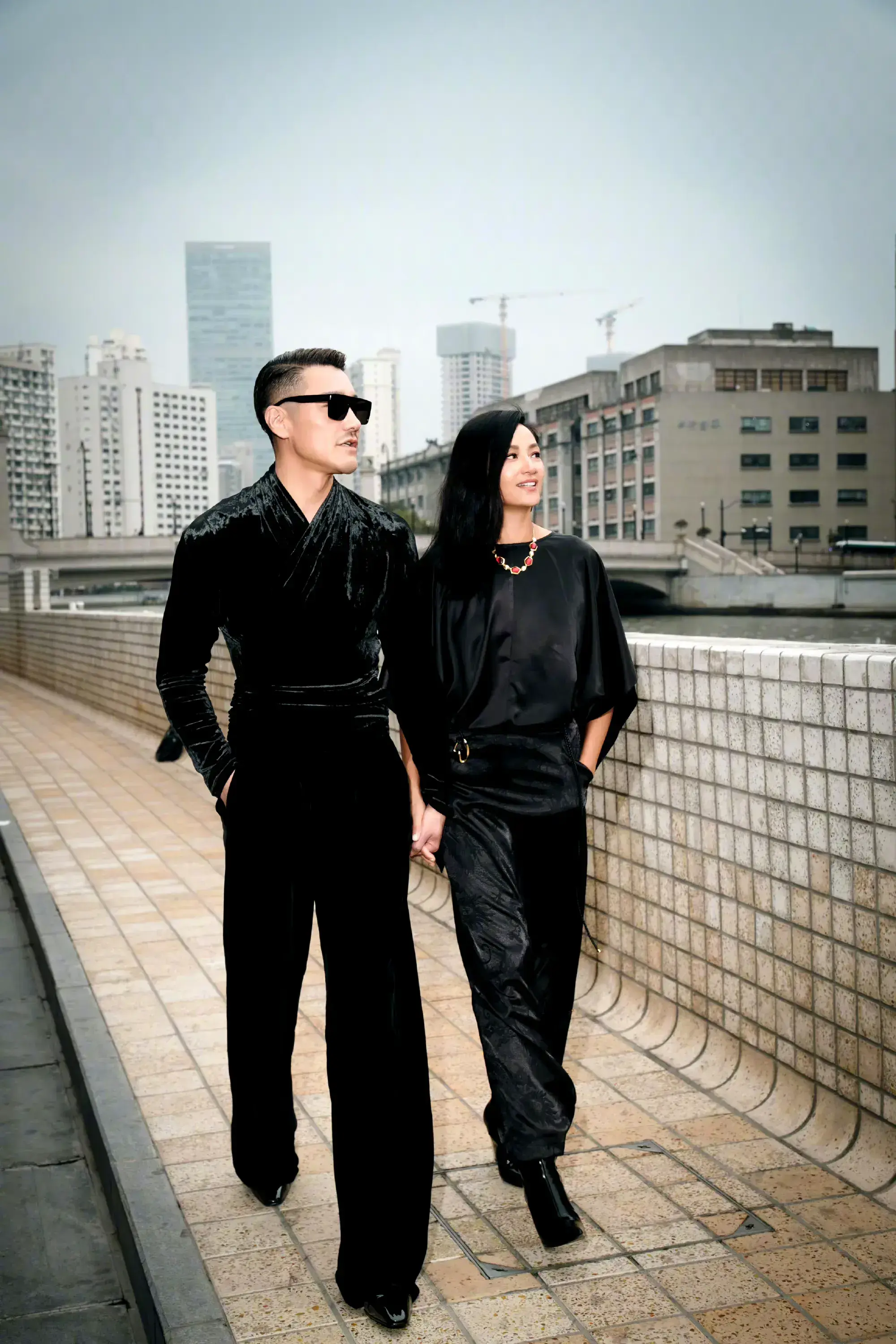 胡兵发文晒照为瞿颖庆生,与53岁瞿颖十指紧扣,余生想要一起走