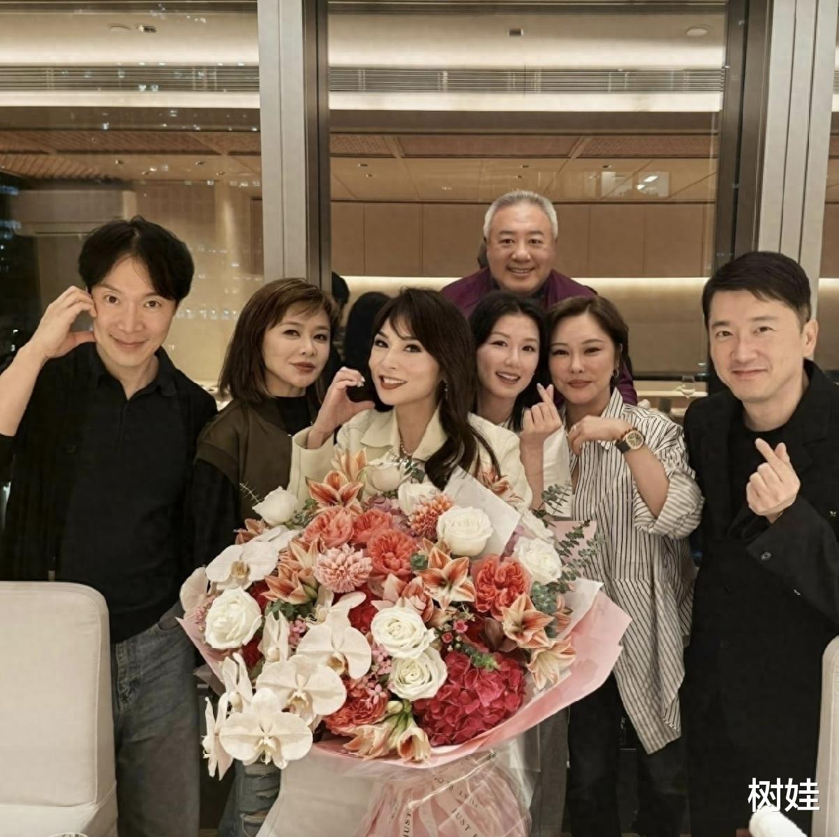 关之琳为顶级名媛庆生，与70岁前任合照相处融洽，前任女友也在场