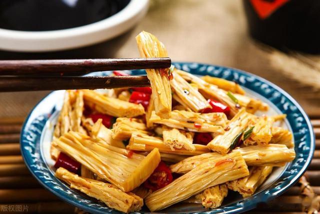 泡腐竹，清水泡肯定有硬心，教大家4点技巧，15分钟泡好，很柔软