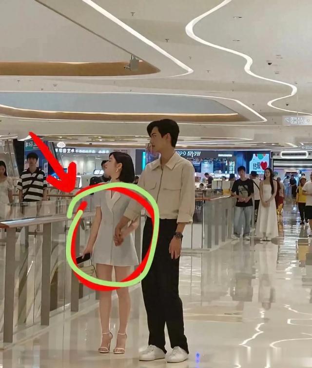 41岁陈妍希离婚后放得开 穿西装裙和小鲜肉牵手拍戏 差20岁似同龄