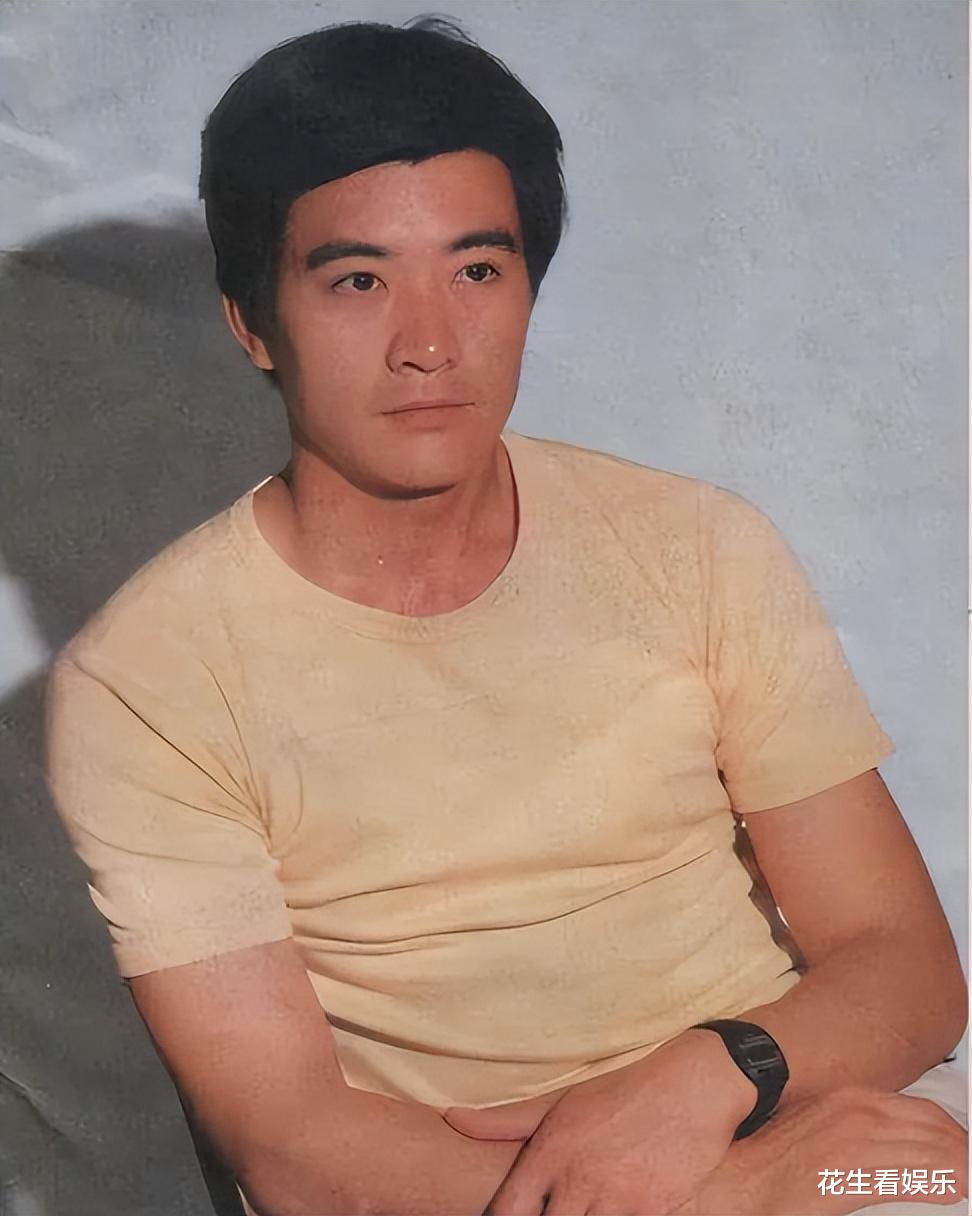 演员周里京，因妻子在家被害时，他未在家中，余生都活在愧疚中