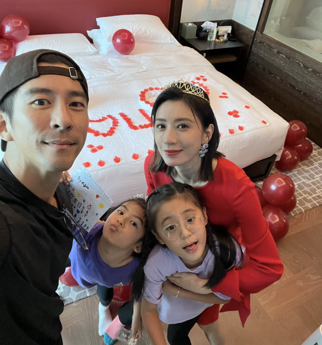 贾静雯带女儿学书法，9岁咘咘面部变平，身形修长越来越像修杰楷