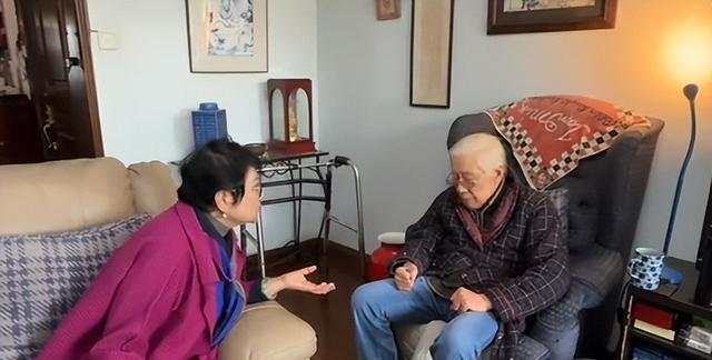 88岁焦晃现状:行动不便靠助行器行走,与小30岁妻子住无电梯顶层