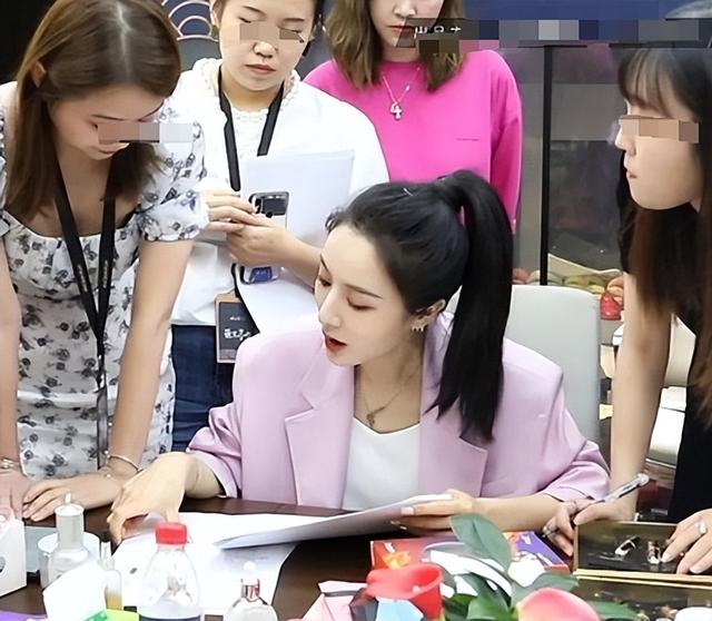 被罚13.4亿的薇娅回来了:脸部面相已经认不出,和以前判若两人