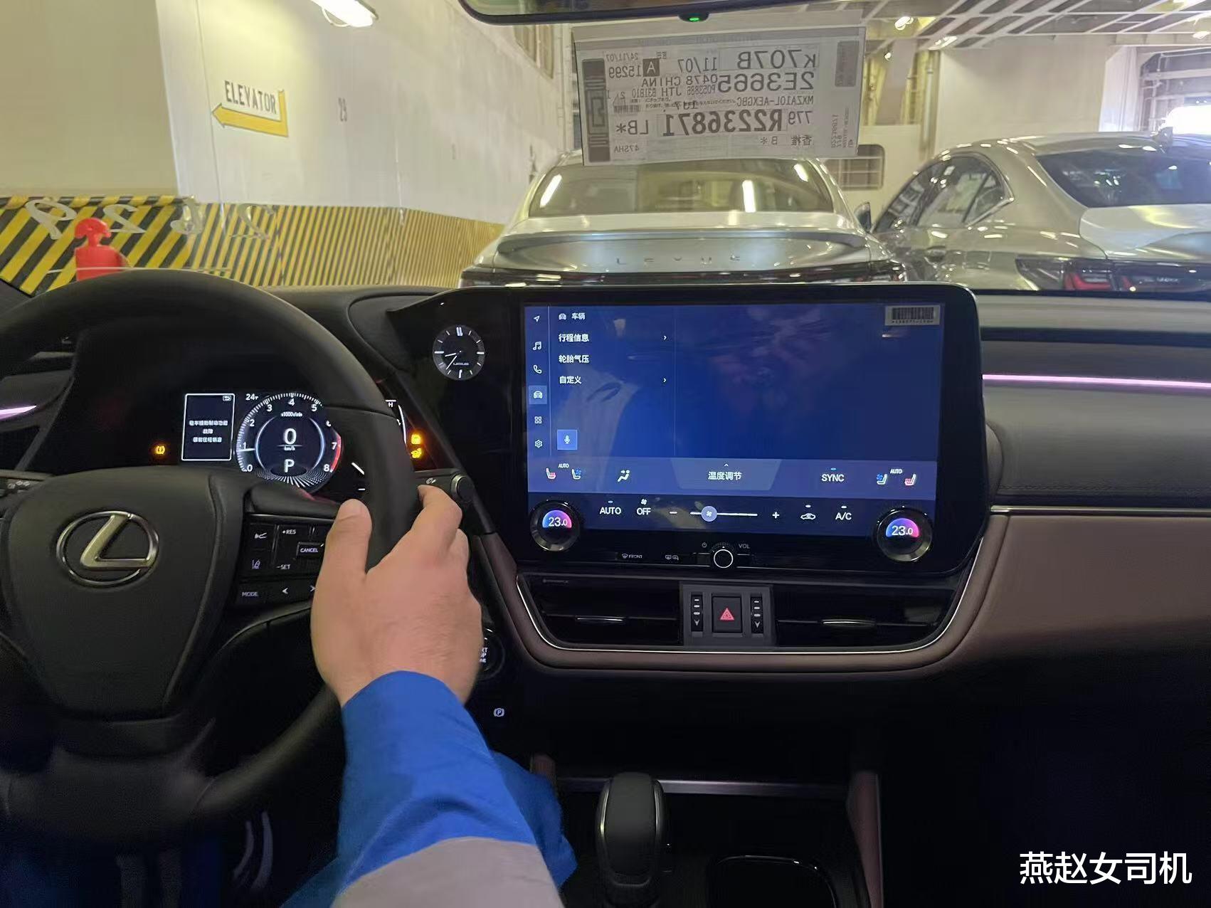 25款雷克萨斯ES曝光，标配矩阵大灯+64色氛围灯，换大屏+贯穿尾灯