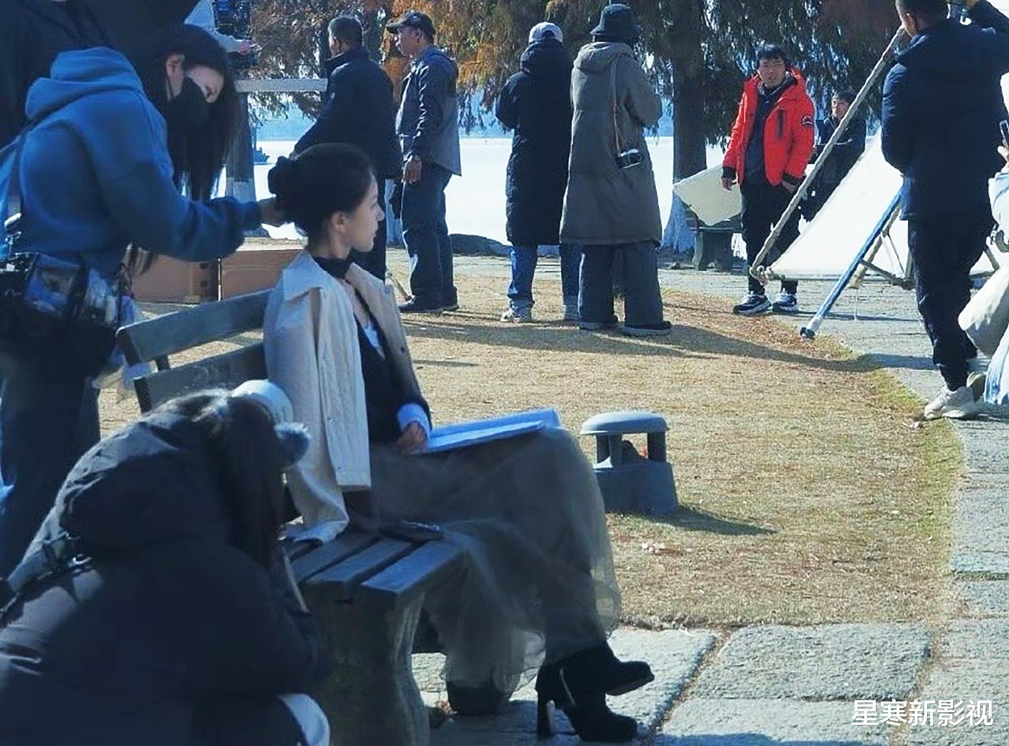 《恋人》再引热议,赵露思新造型超文艺,和彭冠英同框自拍太甜了