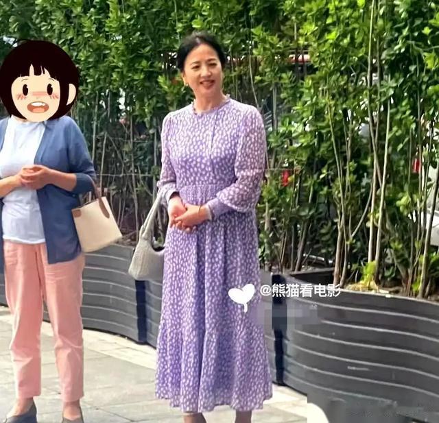 刘亦菲妈妈65岁了,最新照片曝光,网友惊叹:她美得让人移不开眼