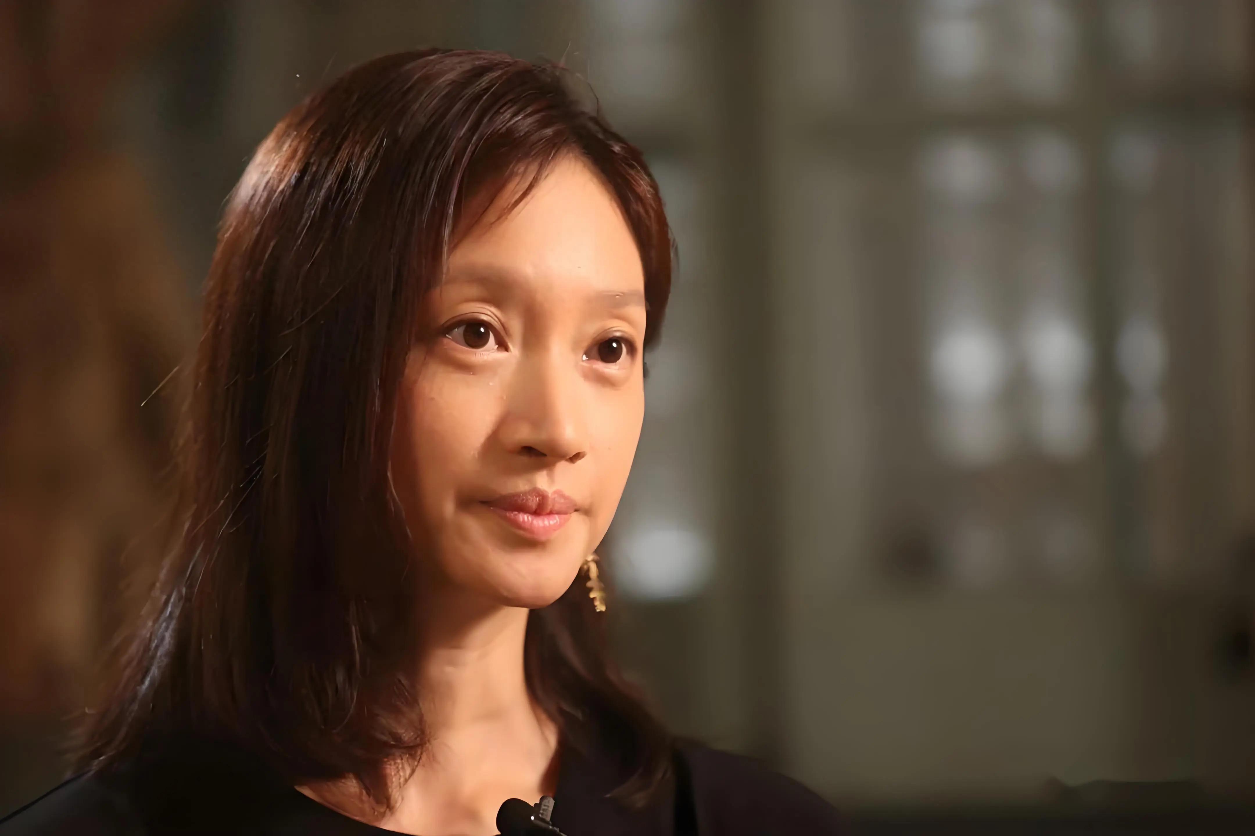 朱亚文妻子素颜送女儿上学,白发抢镜依然从容,被夸美得不可方物