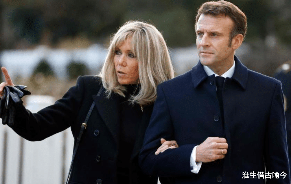 马克龙有多爱大24岁布丽吉特?在游艇上摸着她的脚踝,深情注视她