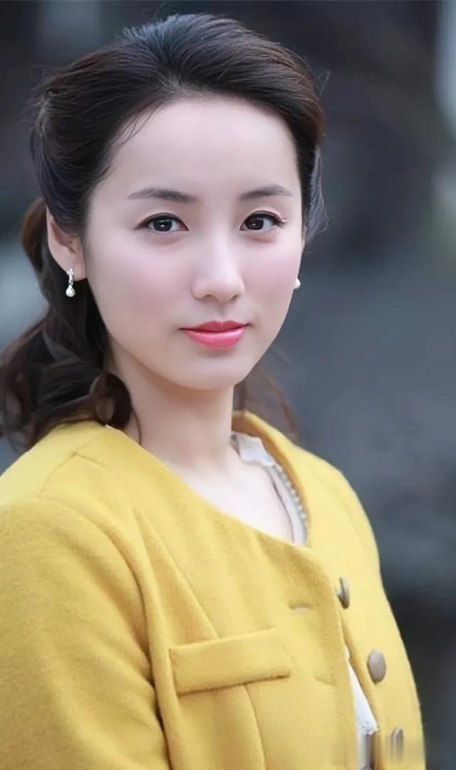 吕一楚楚动人的美貌让人难以忘怀，尤其是那樱桃般的小嘴格外迷人