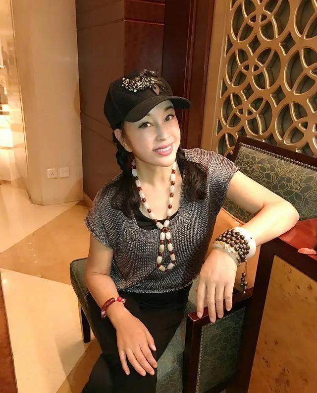 刘晓庆撸串太真实，露额头不扮嫩多好啊，虽难掩老态但还很有气质