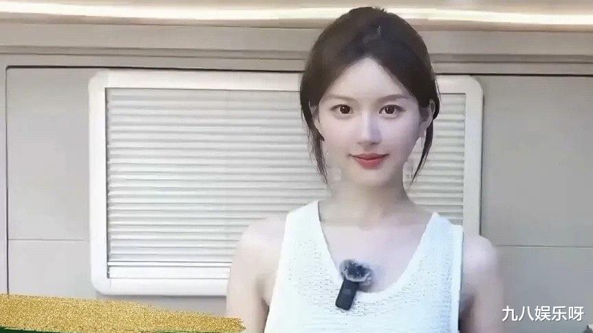 赵露思近照大变样，尖下巴被吐槽：网红脸，撞脸金晨