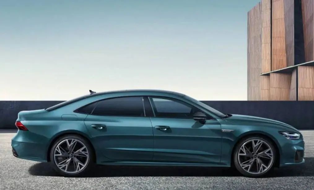 全新奥迪A7L跌破30万，5米车身、quattro四驱，340马力不输S级