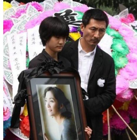 5次登春晚,名气不输小沈阳,却因丑闻前途尽毁,51岁婚姻成谜