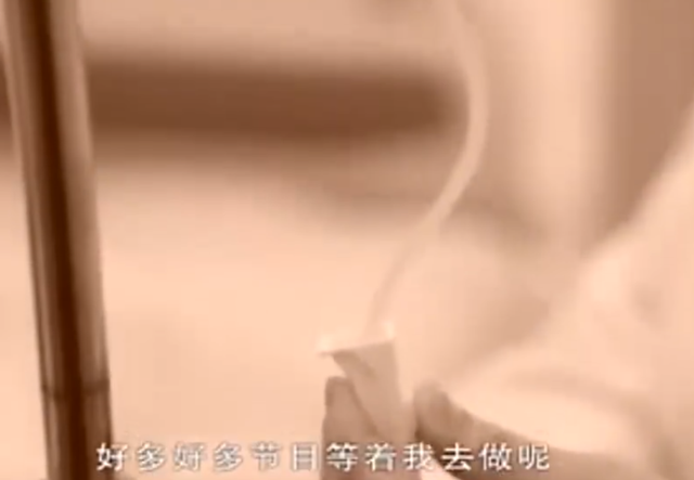 她被称为最美主持人,但突然5分钟内全身瘫痪,如今44岁无人敢娶