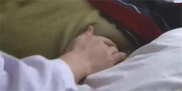 20岁花季少女患虫癌,医生开刀发现2斤虫子,她的习惯要引以为戒