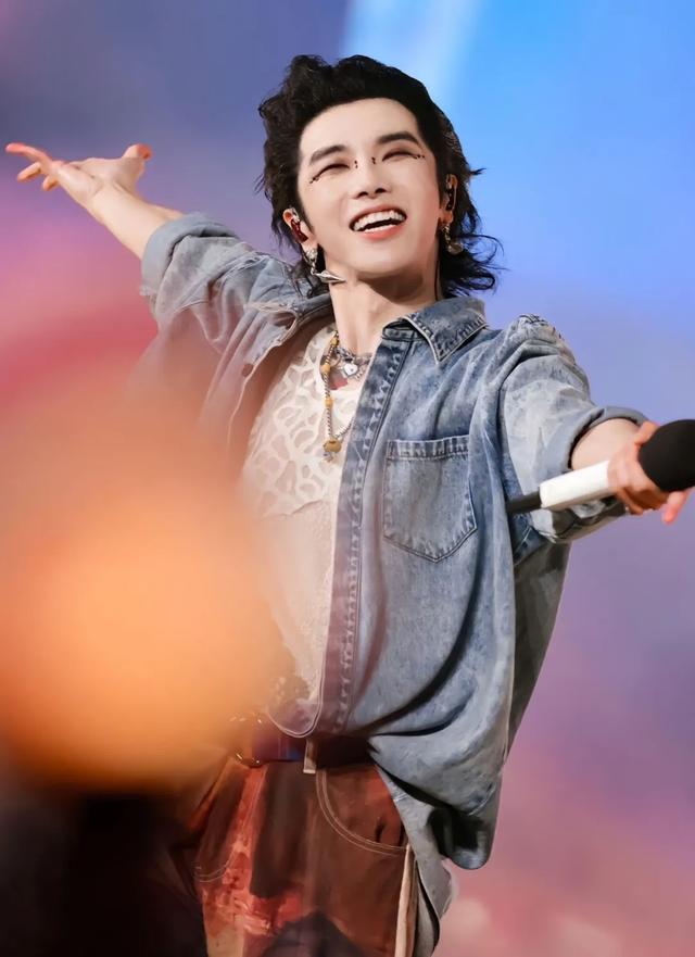 央视出手!不再给华晨宇面子,果然时代抛弃你招呼都不会给你打!