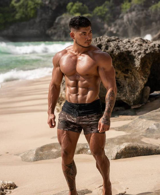 体脂率6%混血健身网红,从瘦弱男到猛男,拉丝般的肌肉炸裂