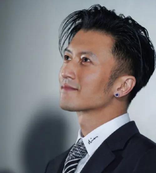 谢霆锋回归家庭,王菲仅是崇拜对象?真相如何?