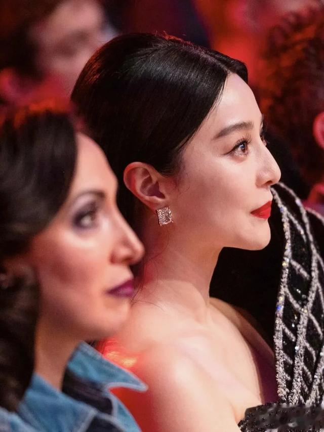 范冰冰泰迪奖红毯造型简直绝了,一袭亮片长裙美炸了 女王风范十足