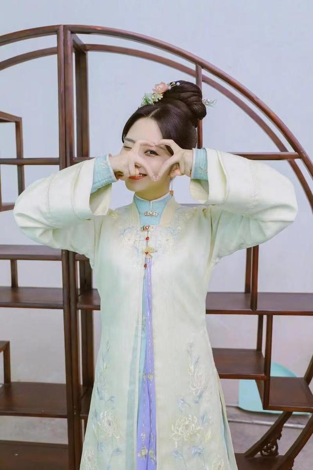 谭松韵名下工作室全面注销，多处细节表露似要退圈？网友意见不一