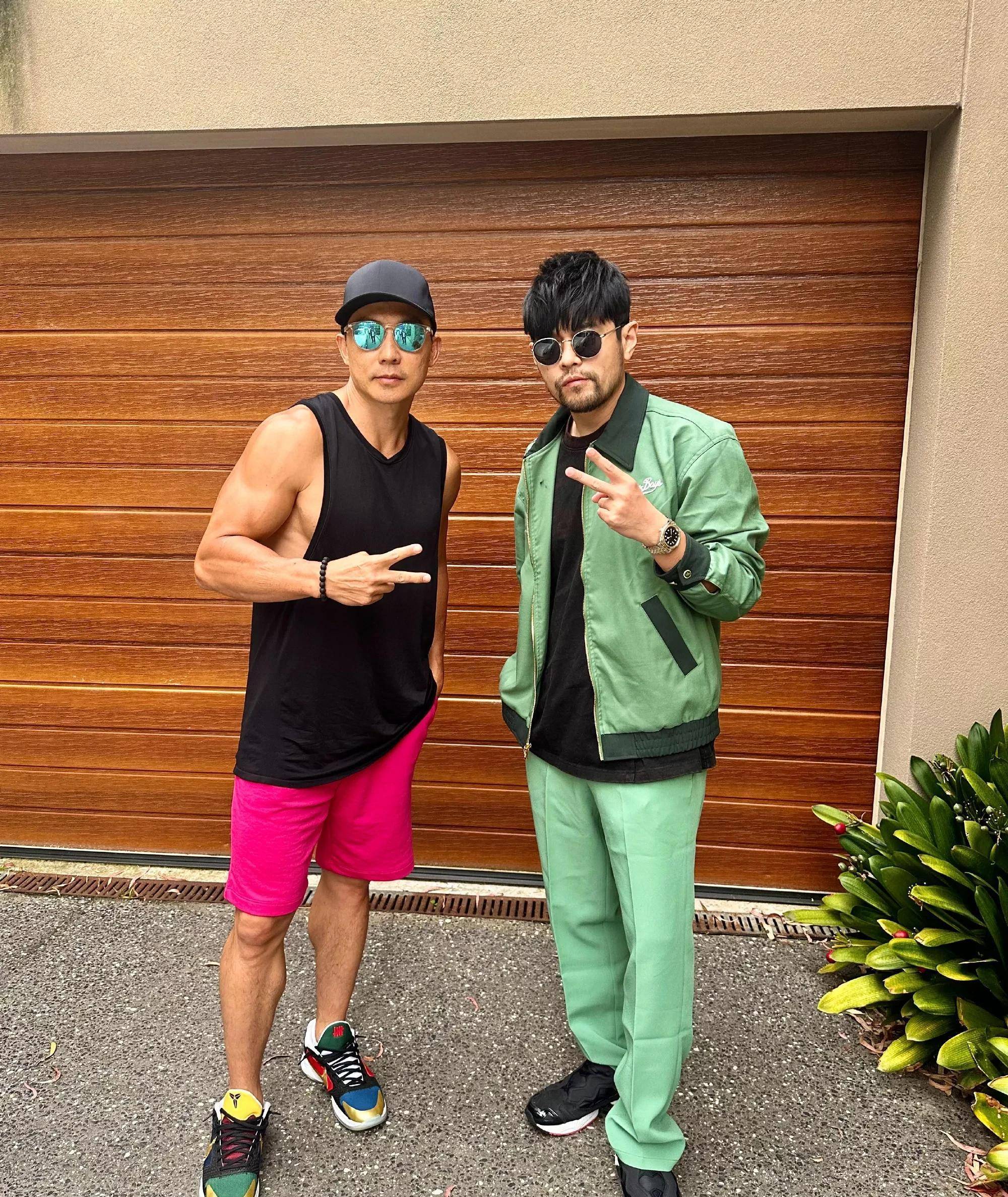 刘畊宏受伤靠拐杖走路!忍痛捧场周杰伦演唱会,兄弟情深关系好