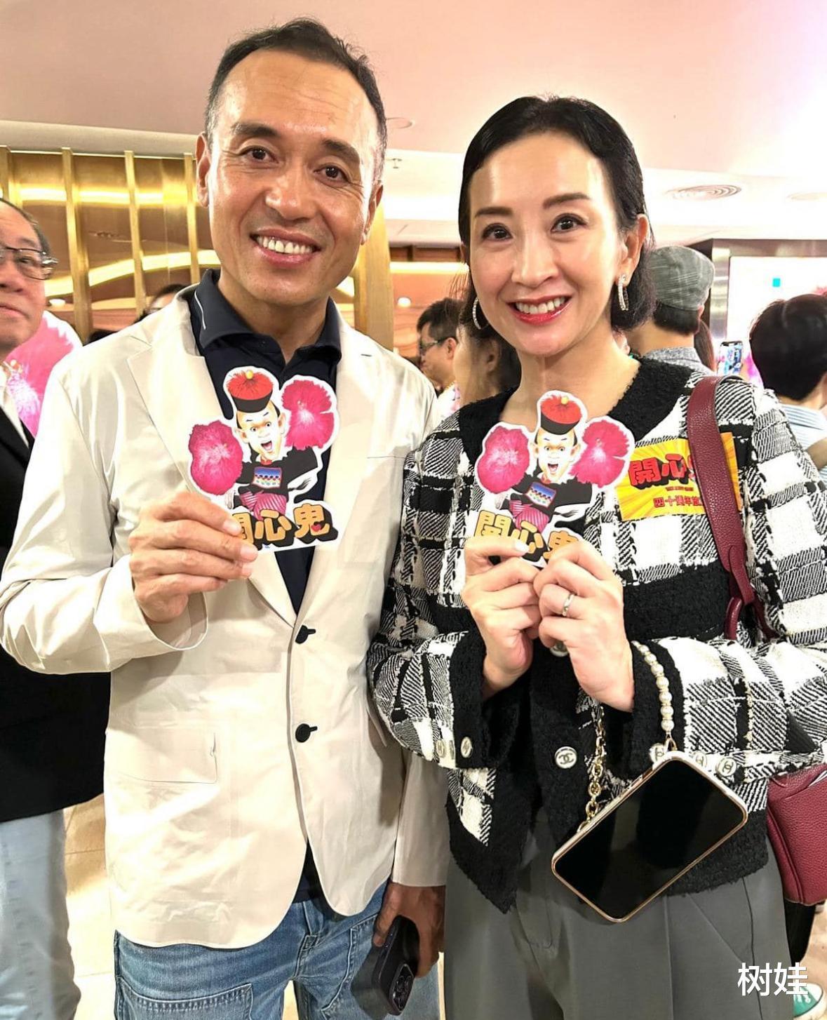 54岁港姐与内蒙古丈夫回香港庆生,继子也在场,三人手牵手切蛋糕