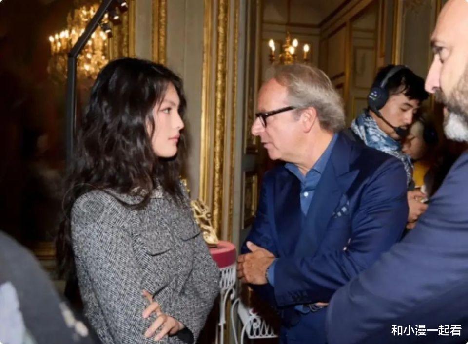 14岁王诗龄巴黎尽显名媛范, 全英交流奢华穿搭, 但离真名媛还有多远?