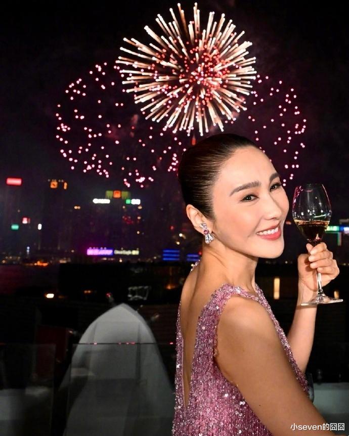 53岁黎姿生日照曝光,穿深V粉裙显年轻,残疾的弟弟难得出镜