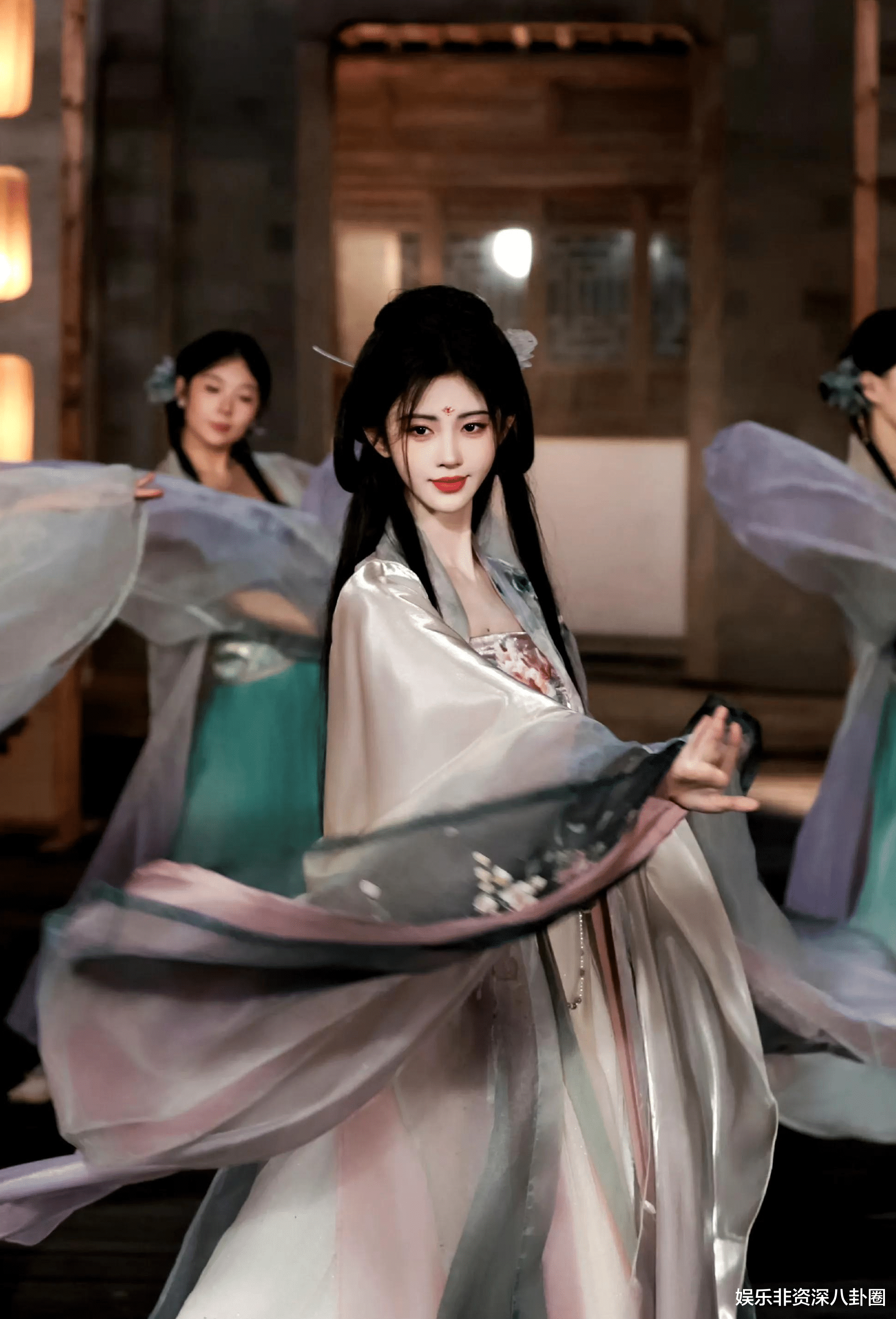 中秋晚会女星造型,宋轶鞠婧祎娇滴滴刘涛霸气,万茜这次杀疯了