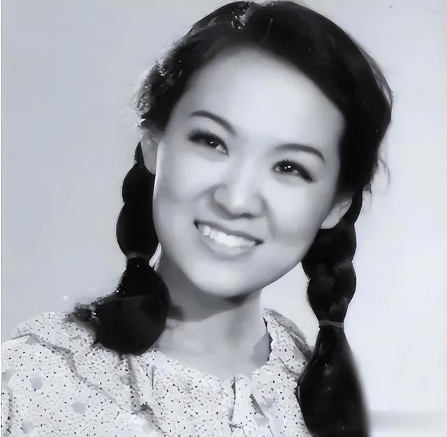 郑绪岚|41年前靠登上春晚走红,却转身加入美国国籍,如今想回国捞金