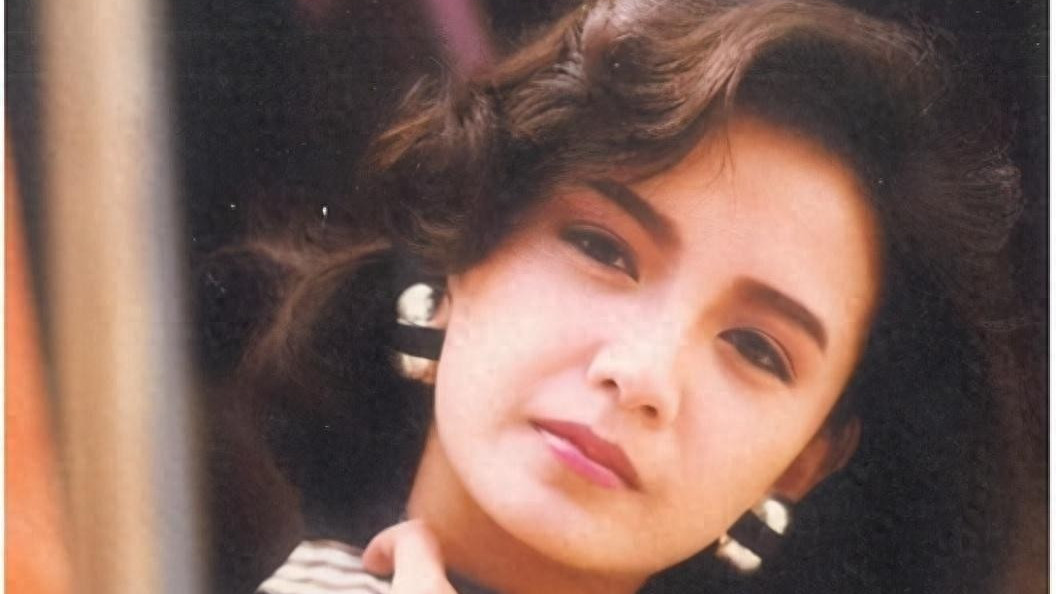 与梁朝伟同居6年分手，独自抚养儿子长大，儿子让她倍感骄傲