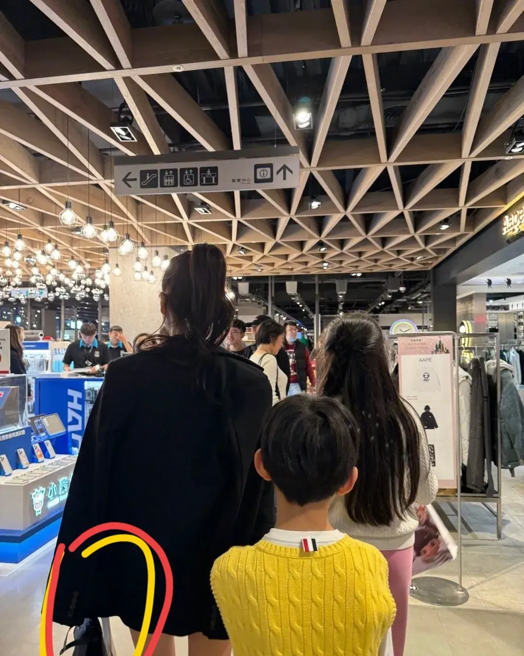 汪小菲正式官宣!高调晒4人背影照,新女友送2w礼物,打扮引争议