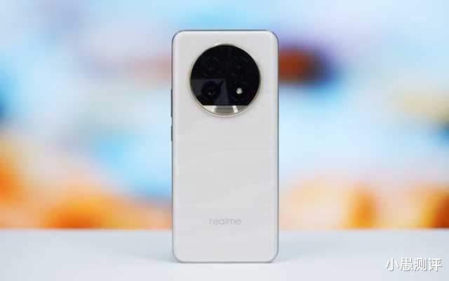 真我手機(jī)終于妥協(xié)，發(fā)布一個月跌至1779元，5200mAh+120倍變焦